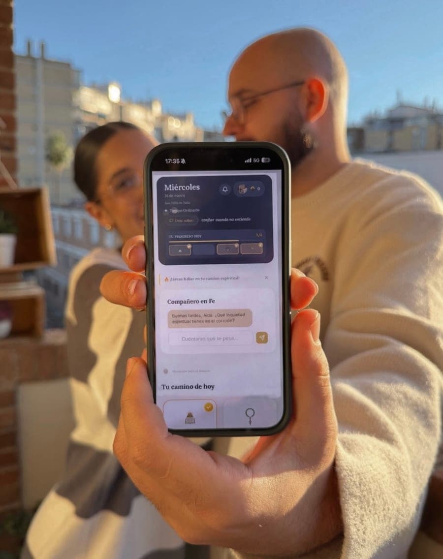 Aida y Bosco, fundadores de Refugio en la Palabra, mostrando la app